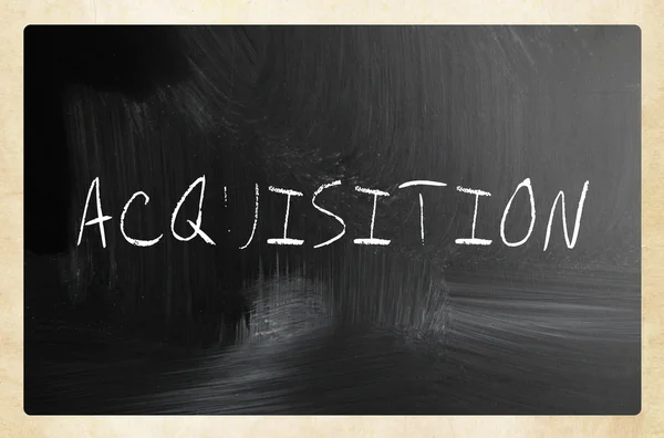 "Acquisitie "handgeschreven met wit krijt op een Blackboard — Stockfoto