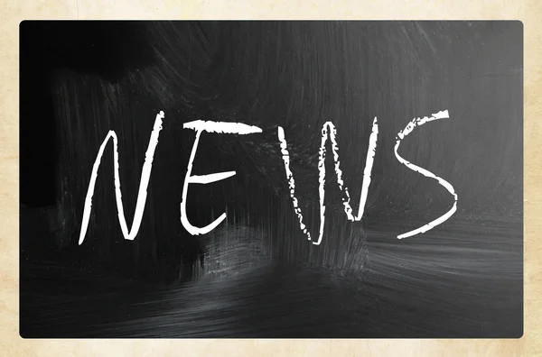 Het woord "nieuws" handgeschreven met wit krijt op een schoolbord — Stockfoto