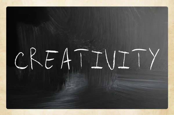 The word Creativity handwritten with white chalk on a blackboard — Stock Photo, Image