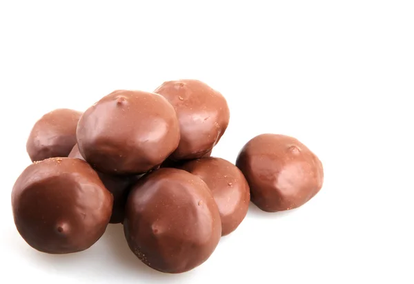 Gestapelde chocoladesuikergoed op witte achtergrond — Stockfoto