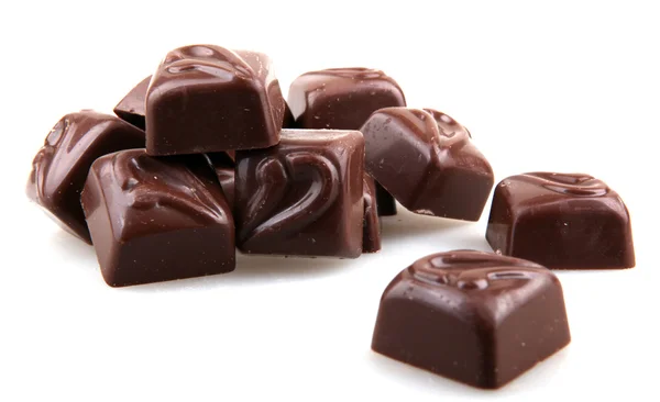Gestapelde chocoladesuikergoed op witte achtergrond — Stockfoto