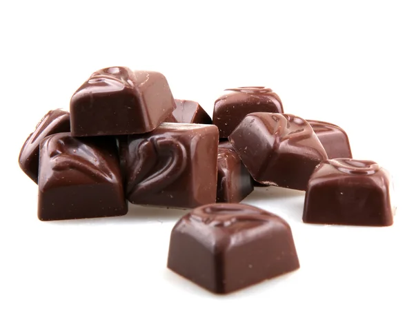 Caramelle al cioccolato impilati su sfondo bianco — Foto Stock
