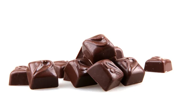 Bombons de chocolate empilhados no fundo branco — Fotografia de Stock