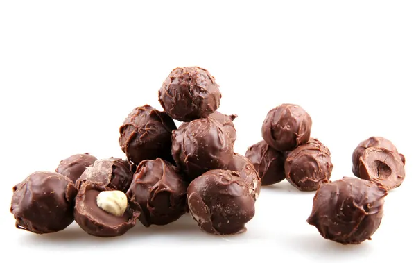 Bonbons au chocolat empilés sur fond blanc — Photo