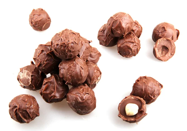 Сложенные шоколадные конфеты на белом фоне — стоковое фото