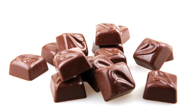 Caramelo de chocolate apilado sobre fondo blanco — Foto de Stock