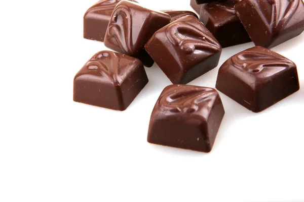 beyaz zemin üzerine yığılmış çikolata şeker