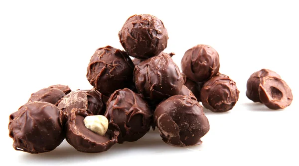 Bonbons au chocolat empilés sur fond blanc — Photo