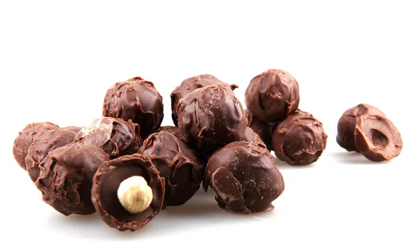 Bonbons au chocolat empilés sur fond blanc — Photo