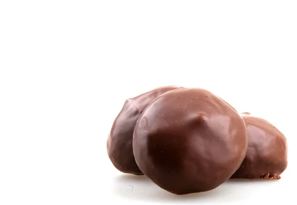 Сложенные шоколадные конфеты на белом фоне — стоковое фото