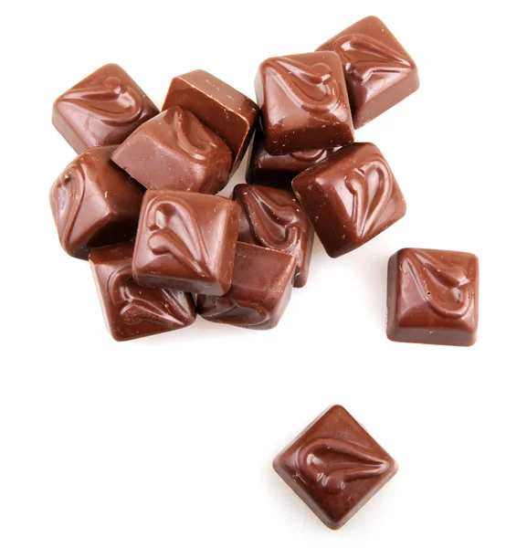 Caramelo de chocolate apilado sobre fondo blanco —  Fotos de Stock