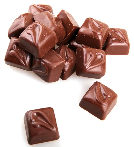 Beyaz zemin üzerine yığılmış çikolata şeker — Stok fotoğraf