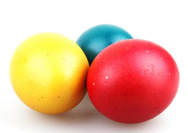 Beyaz arka plan üzerinde izole renkli Paskalya yumurtaları