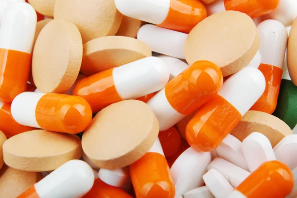 Tabletták sokféle formák és színek csoportosítva együtt — Stock Fotó