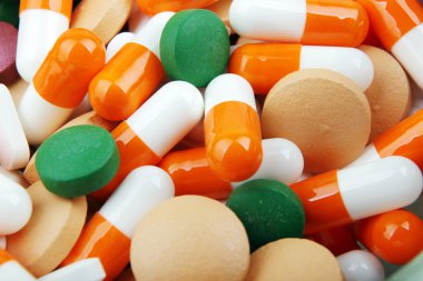 Birçok şekil ve renkte haplar bir arada.