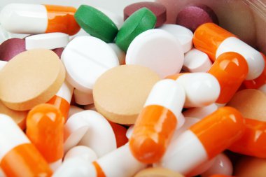 Birçok şekil ve renkte haplar bir arada.