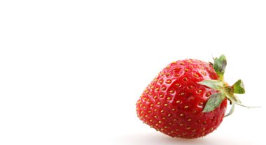 Beyaz arka planda çilekler