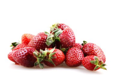 Beyaz arka planda çilekler