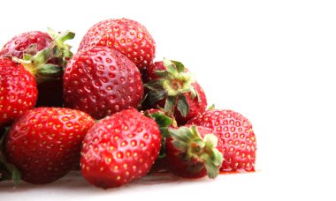 Beyaz arka planda çilekler