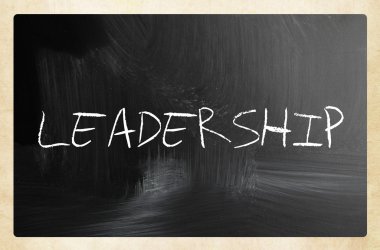 bir kara tahta üzerinde beyaz tebeşir ile el yazısı metin