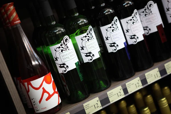 Alkoholische Getränke in Flaschen — Stockfoto