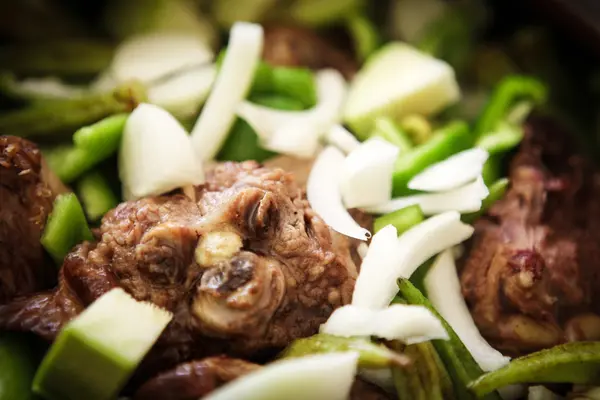 Um guisado de carneiro com legumes mistos — Fotografia de Stock