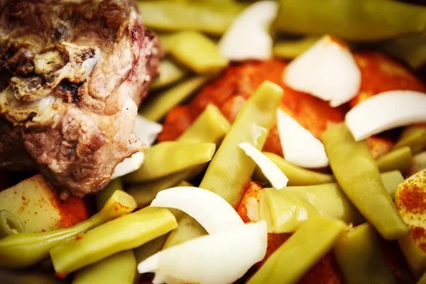 Um guisado de carneiro com legumes mistos — Fotografia de Stock