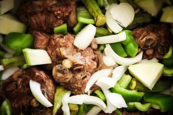 Um guisado de carneiro com legumes mistos — Fotografia de Stock