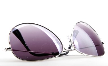 Güneş gözlüğü beyaza izole edilmiş