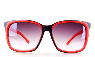 Beyaz üzerine izole edilmiş kırmızı güneş gözlükleri.