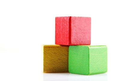 Tahta yapı taşları beyaz arkaplanda izole edildi