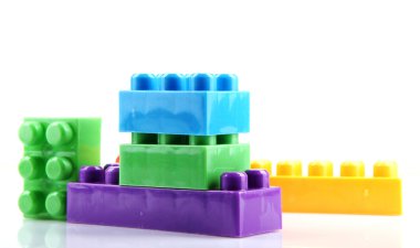 Beyaz arkaplanda plastik yapı taşları