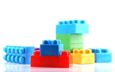 Beyaz arkaplanda plastik yapı taşları
