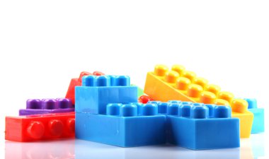 Beyaz arkaplanda plastik yapı taşları
