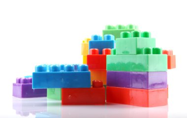 Beyaz arkaplanda plastik yapı taşları