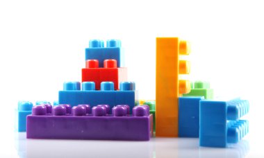 Beyaz arkaplanda plastik yapı taşları