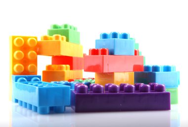 Beyaz arkaplanda plastik yapı taşları