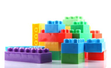 Beyaz arkaplanda plastik yapı taşları