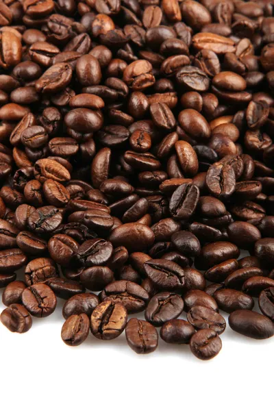 Feijões de café isolados em branco — Fotografia de Stock