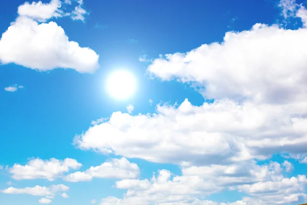 Cielo blu con nuvole e sole — Foto Stock