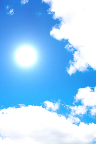 Cielo blu con nuvole e sole — Foto Stock