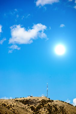 Bulutlu ve güneşli mavi gökyüzü