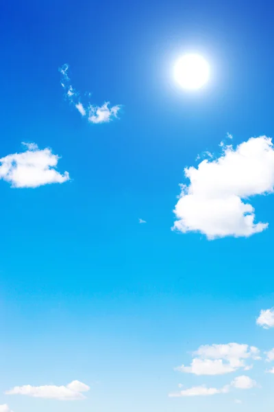 Cielo blu con nuvole e sole — Foto Stock