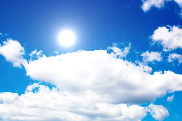 Blauwe lucht met wolken en zon — Stockfoto