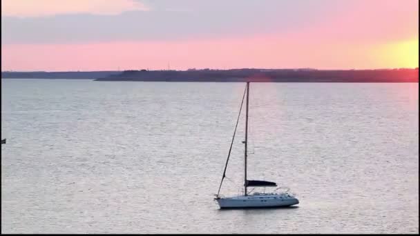Hermosa puesta de sol sobre el mar — Vídeo de stock