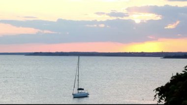 Denizin üzerinde güzel bir gün batımı