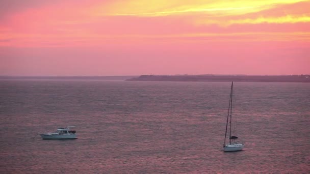 Prachtige zonsondergang boven de zee — Stockvideo