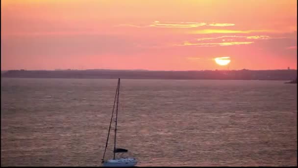 Prachtige zonsondergang boven de zee — Stockvideo