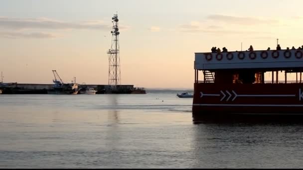 Яхта входит в морской порт — стоковое видео