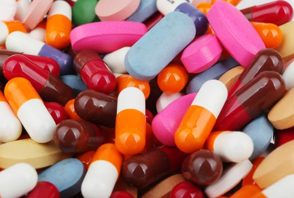 Tabletki wiele kształtów zgrupowane — Zdjęcie stockowe